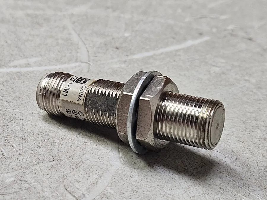 Датчик приближения Omron E2E-X2F1-M1 Inductive Proximity Sensor 2mm 12-24VDC PNP