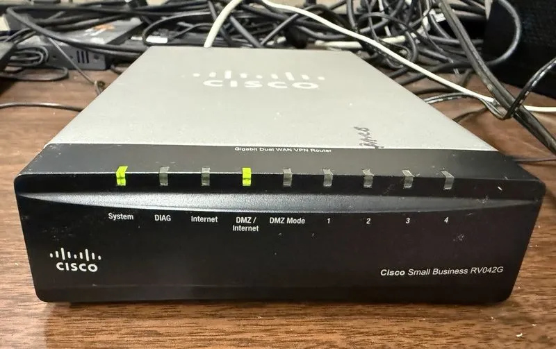 Маршрутизатор Cisco / Linksys 4-Port Gigabit Dual WAN VPN Router RV042G — фото лота 1
