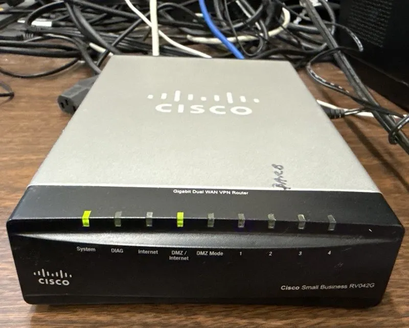 Маршрутизатор Cisco / Linksys 4-Port Gigabit Dual WAN VPN Router RV042G — фото лота 2