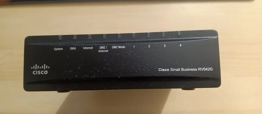 Маршрутизатор Cisco / Linksys 4-Port Gigabit Dual WAN VPN Router RV042G