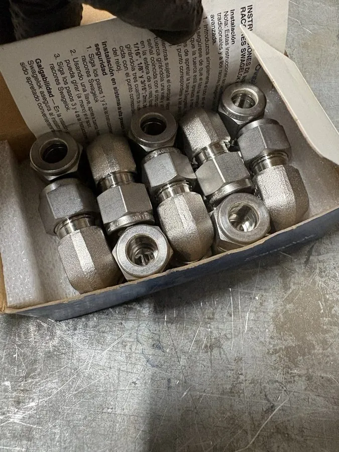 Фитинг Swagelok SS-600-9 Union Elbow 3/8” Tube Fitting Stainless Steel