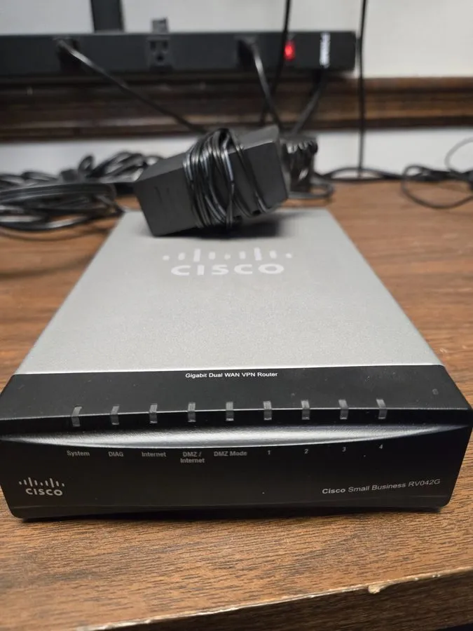 Маршрутизатор Cisco / Linksys 4-Port Gigabit Dual WAN VPN Router RV042G