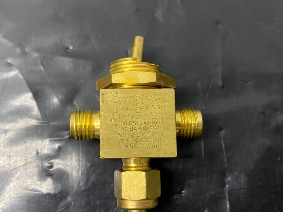 Клапан Swagelok B-43XS4 Brass 40 Series 3-Way Ball Valve FNSP