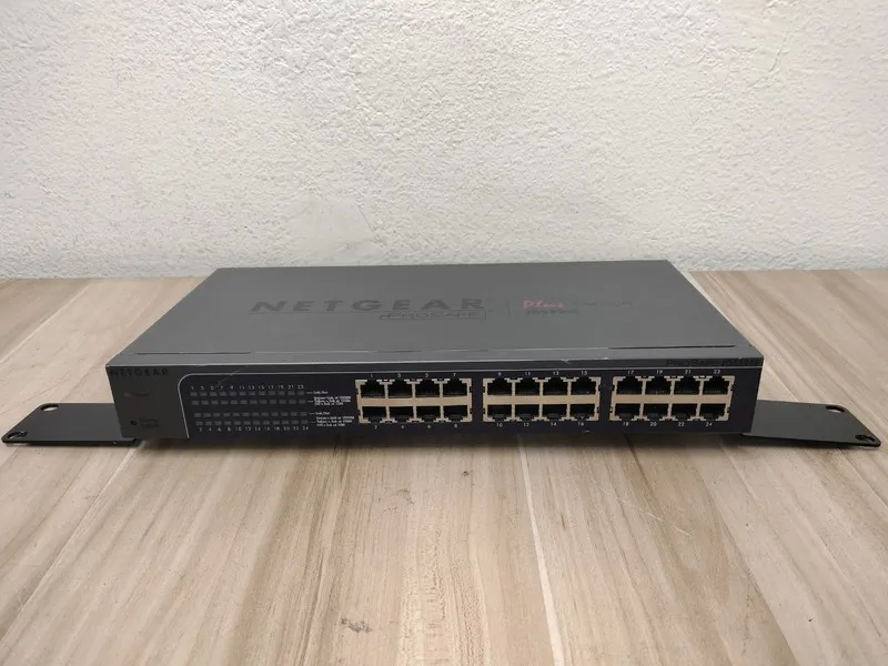 Коммутатор Netgear ProSafe Plus JGS524E 24-Port Gigabit Switch with Power Lead