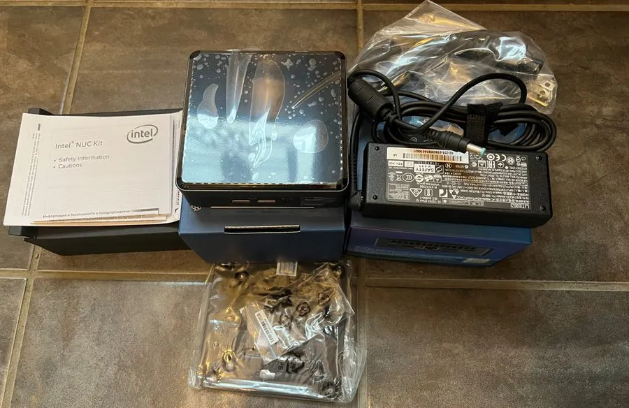 Intel NUC NUC7i5BNK i5-7260U 2.2Gz Mini PC Computer MINT !