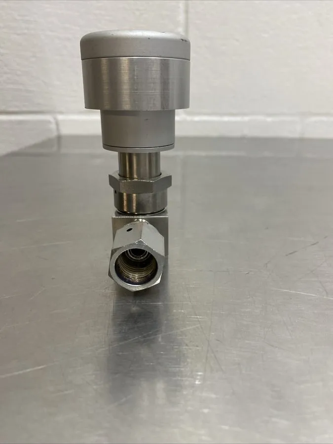 Клапан Swagelok Bellows Sealed Valve SS-4BK-V51-1C, 1/4" Female VCR