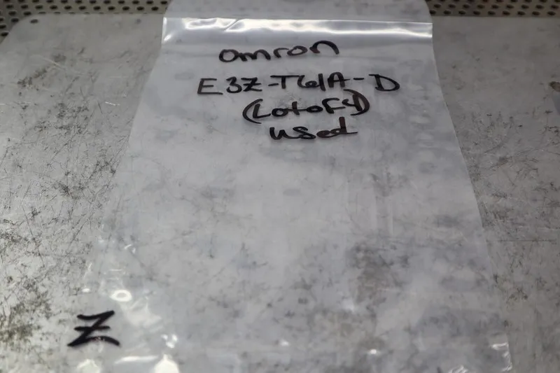 Фотоэлектрический датчик Omron E3Z-T61A-D Photoelectric Sensor 12-24 Vdc