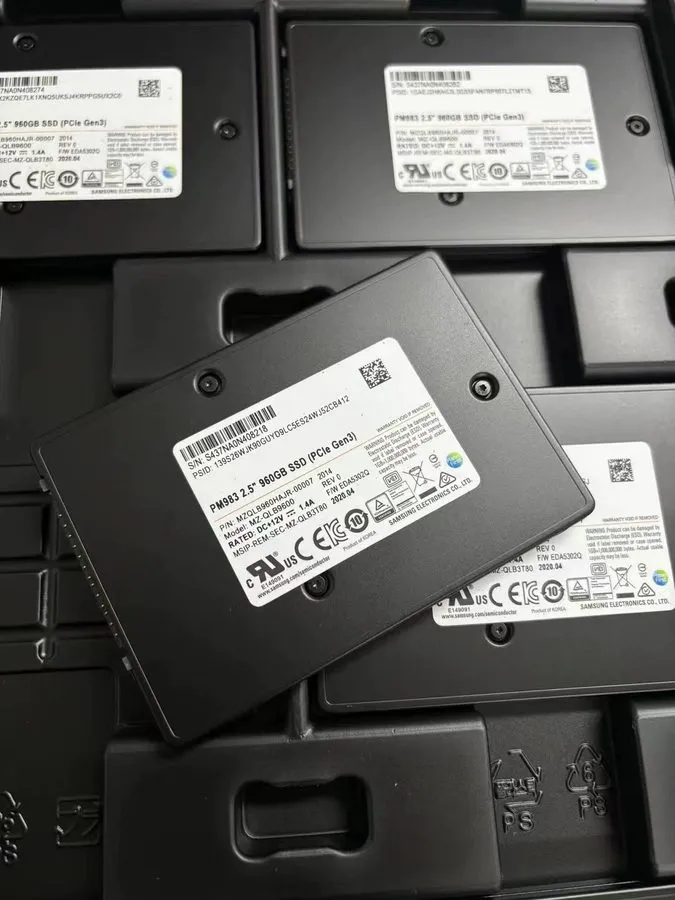 SSD-накопитель Samsung PM983 960GB MZ-QLB9600 MZQLB960HAJR-00007 PCIe Gen3 2.5" 