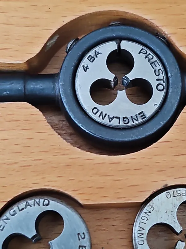 Режущий инструмент Vintage Presto No.374C 0-11 BA Tap&Die Set Complete — фото лота 2