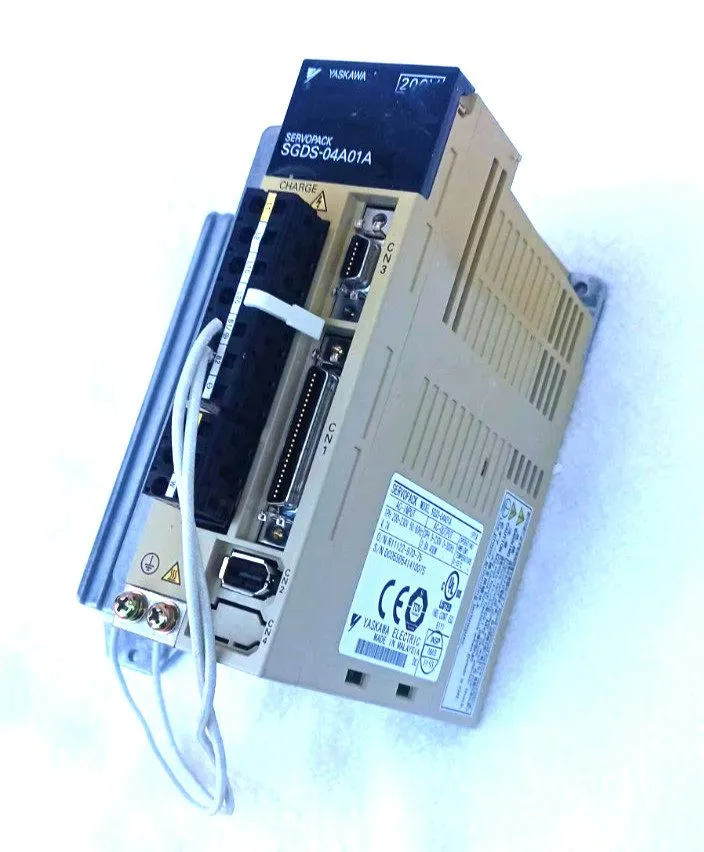 Сервопривод YASKAWA SGDS-04A01A SERVOPACK DRIVE 3PH 0-230V 0-300Hz 2.8A 400W — фото лота 1