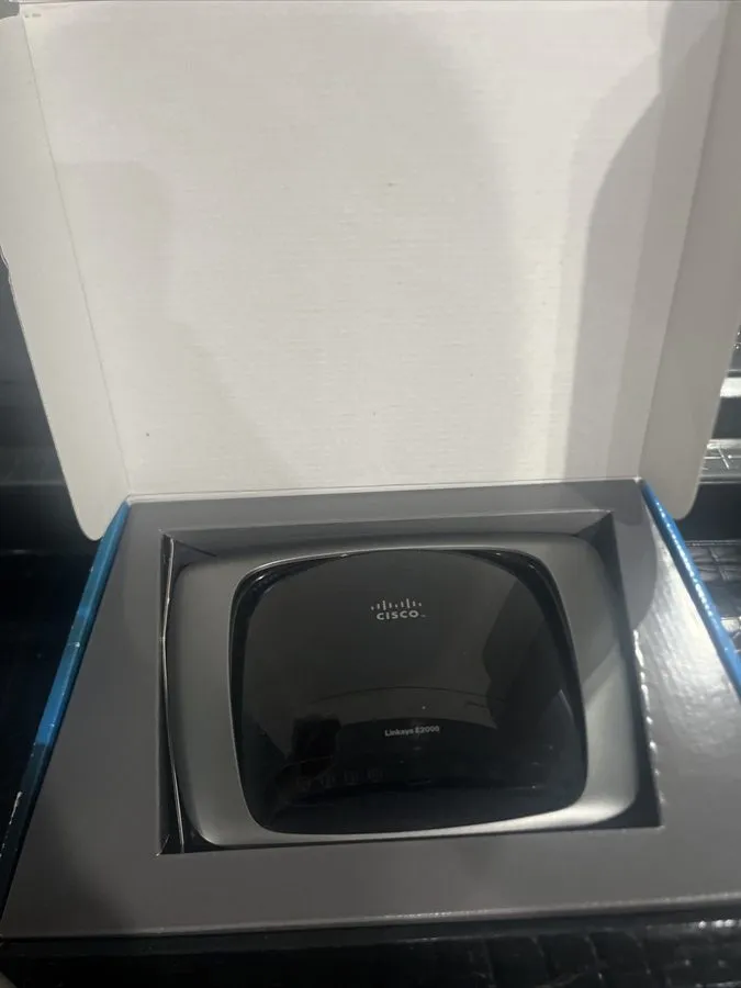 Маршрутизатор Linksys E2000 300 Mbps 4-Port Gigabit Wireless N Router (B003B20F5 — фото лота 2