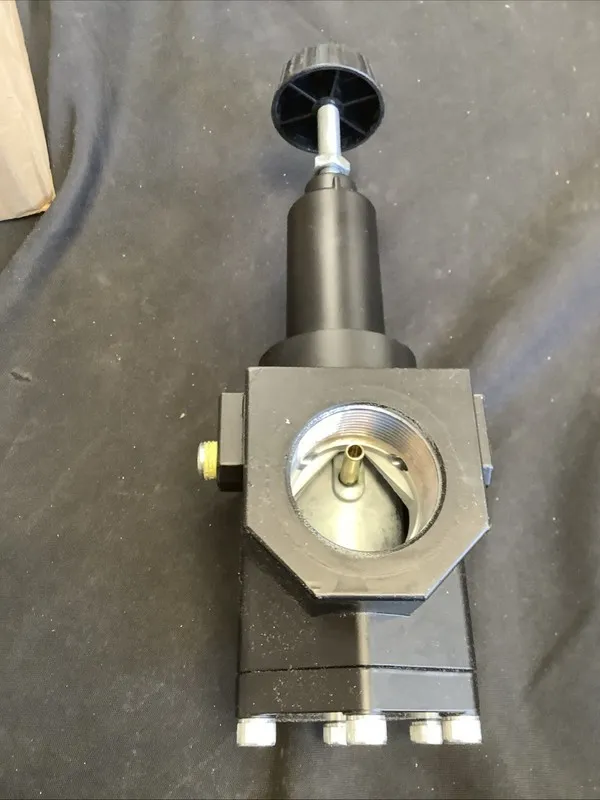 Трубопроводная арматура Wilkerson 1-1/2” Air Pressure Regulator. R40-CB-000 W8 — фото лота 1
