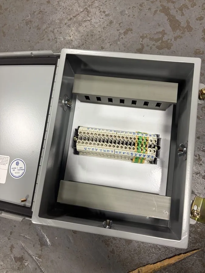 Монтажный шкаф Hoffman A1008CH Continuous Hinge Enclosure Type 12,13