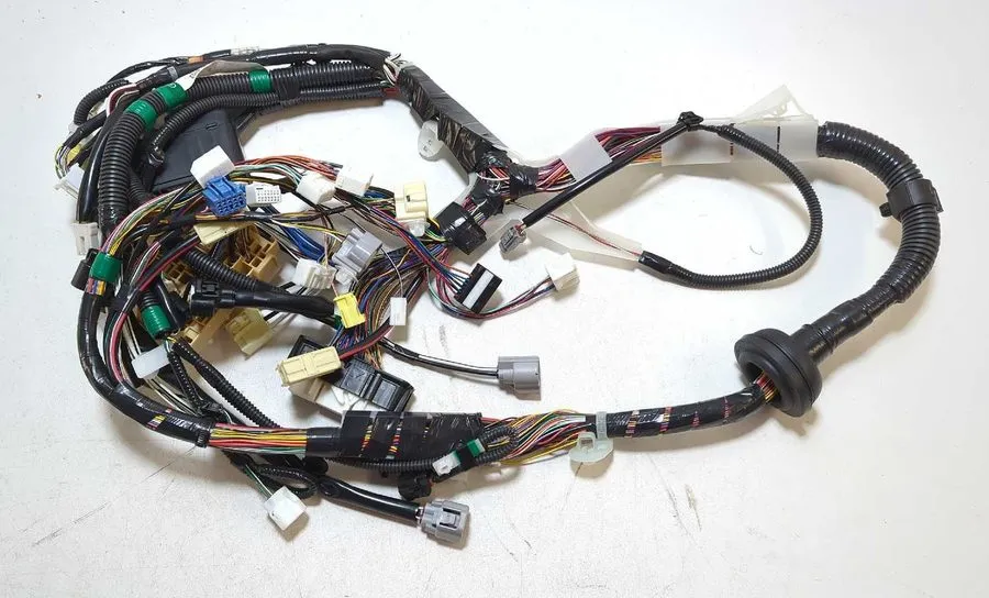 Жгут проводов Engine Bay Wire Harness Fuse Box 2000-2005 Toyota Celica 82111-2L4 — фото лота 2