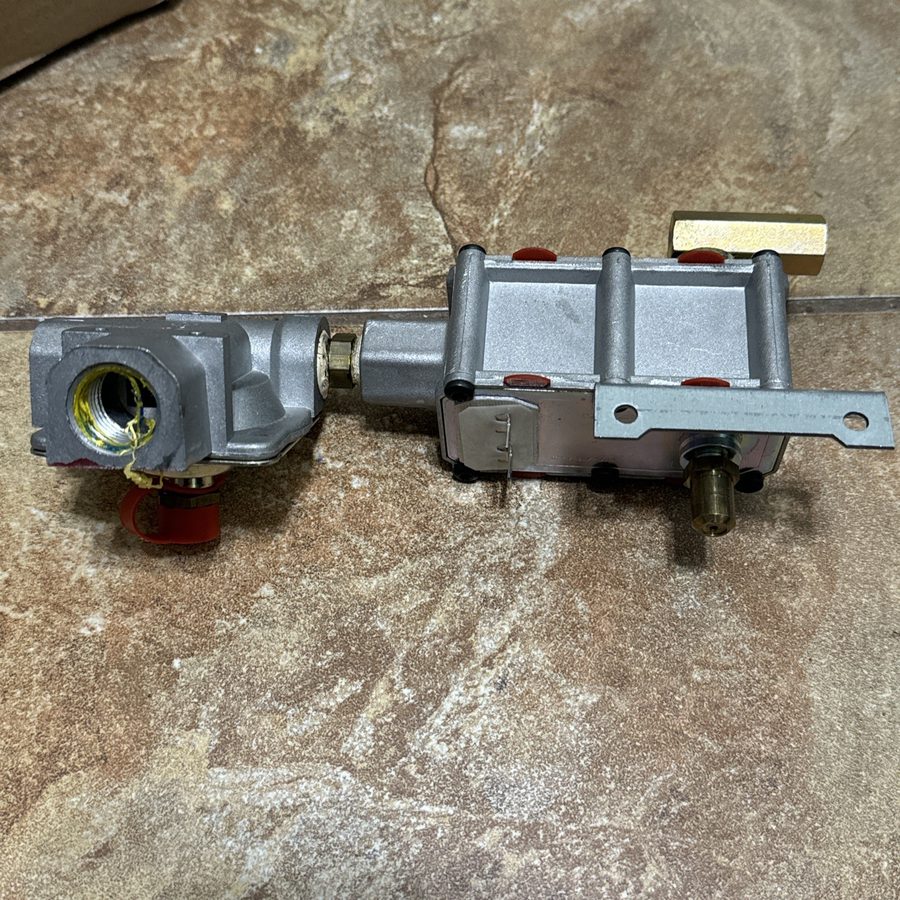 Трубопроводная арматура GE Oven Range Pressure Regulator Assembly WB21X33225