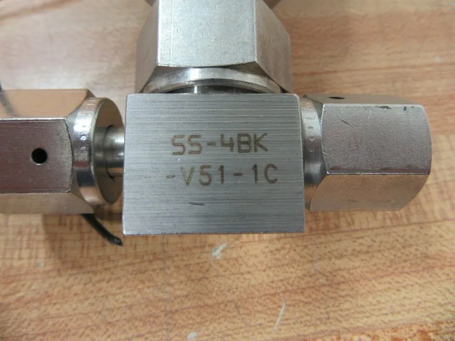 Клапан Swagelok Bellows Sealed Valve SS-4BK-V51-1C, 1/4" Female VCR