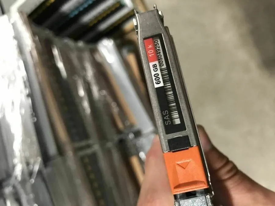 Жёсткий диск NewEMC 600GB 10K 005049250 005049203 005049804 V4-2S10-600 SAS 2.5"