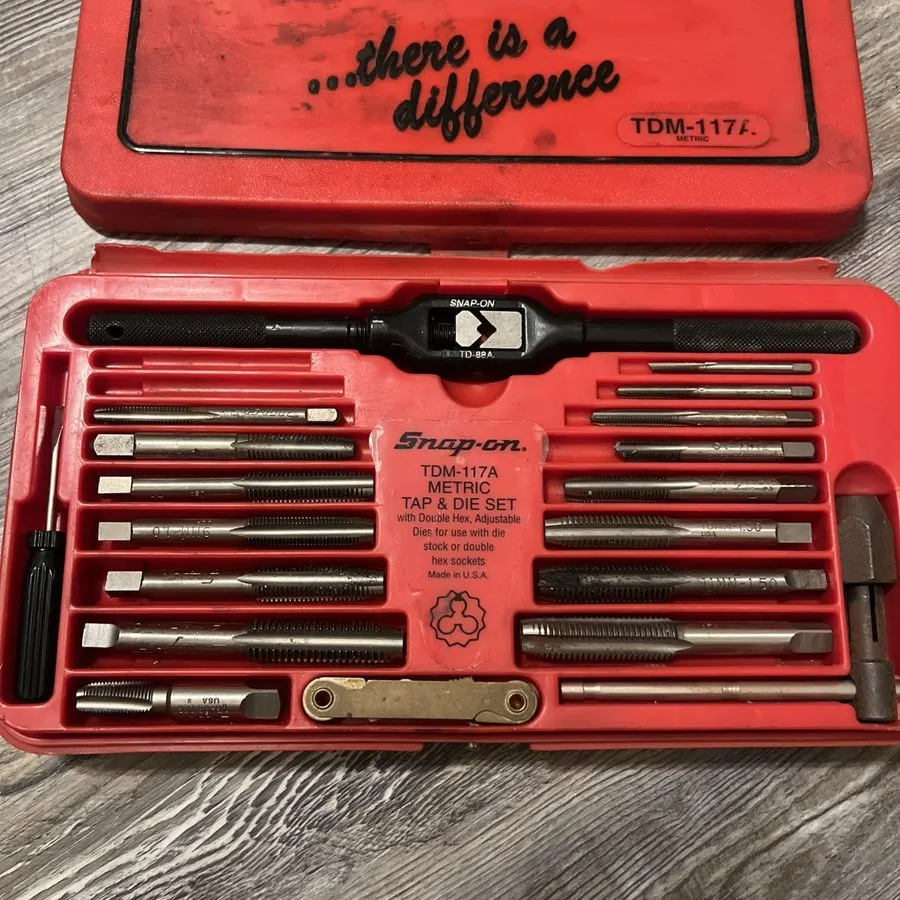 Режущий инструмент SNAP-ON METRIC TAP AND DIE SET #TDM117A (MISSING 1 TAP)
