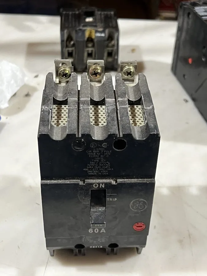 Автоматический выключатель GENERAL ELECTRIC TEY360 TEY 3 POLE 60 AMP 480v CIRCUI