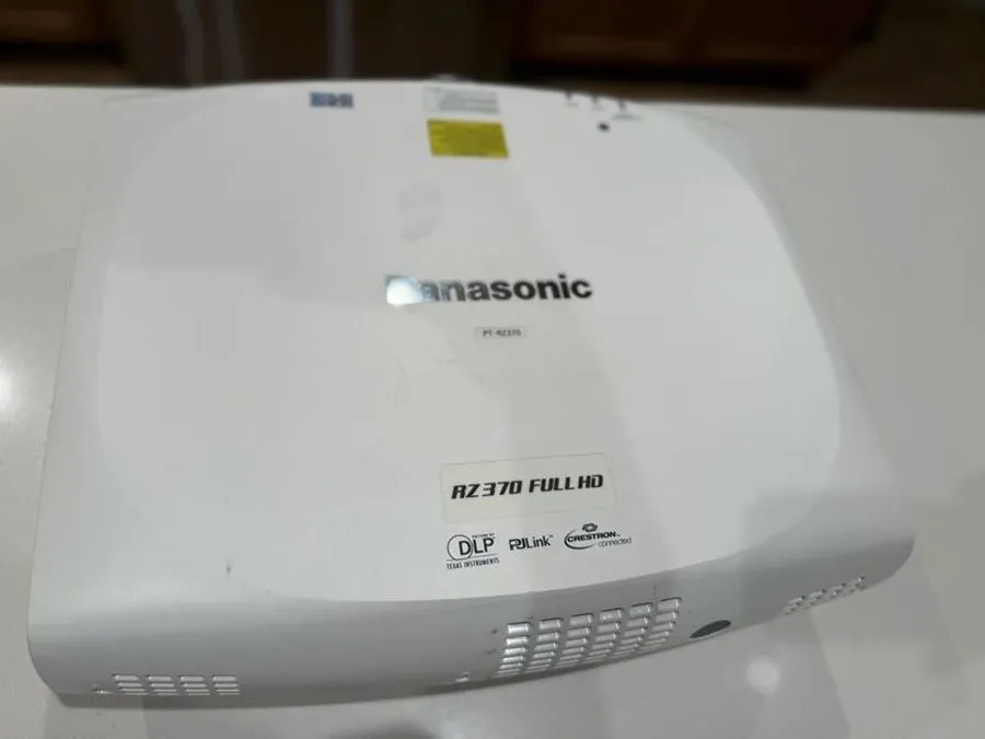 Проектор Panasonic PT-RZ370 Laser Projector and Low Usage — фото лота 1