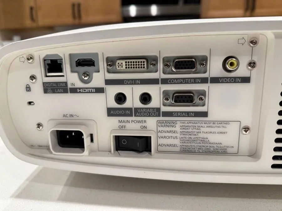 Проектор Panasonic PT-RZ370 Laser Projector and Low Usage — фото лота 2