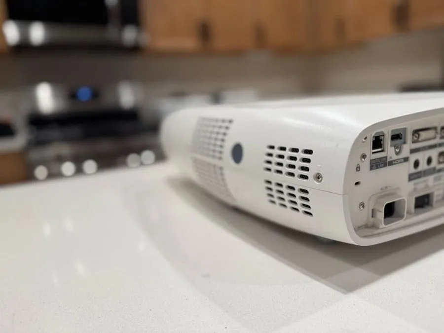 Проектор Panasonic PT-RZ370 Laser Projector and Low Usage — фото лота 3