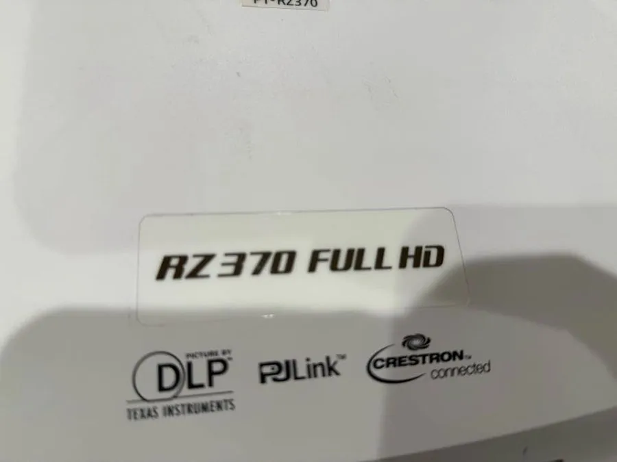 Проектор Panasonic PT-RZ370 Laser Projector and Low Usage — фото лота 4