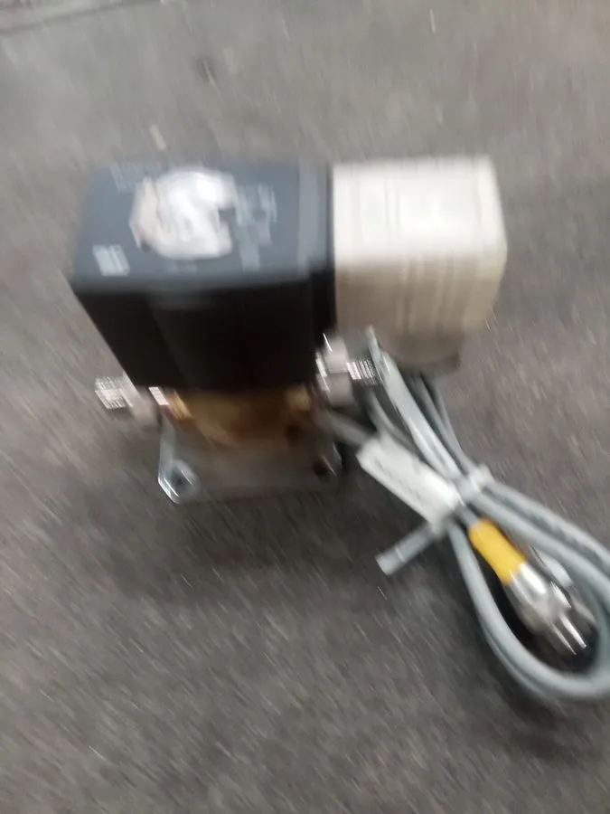 Клапан SMC VX3334-02F-5DZ1-B, Three way Solenoid Valve. With 24v Cable And 1/8 S — фото лота 1