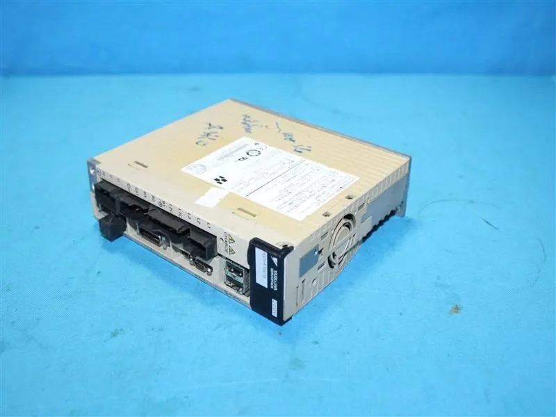 Сервопривод Yaskawa SGDV-1R6A11A Servopack AC Servo Drive