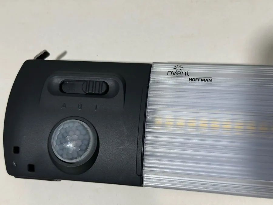 Монтажный шкаф NVENT HOFFMAN EL1200M 2.0 LED Enclosure Light — фото лота 1