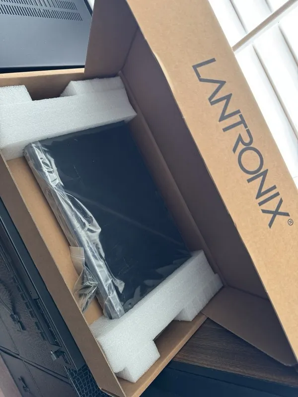 IIoT-устройство Lantronix SM24TAT2SA 24 Port Gigabit PoE+ Smart Managed Switch 3