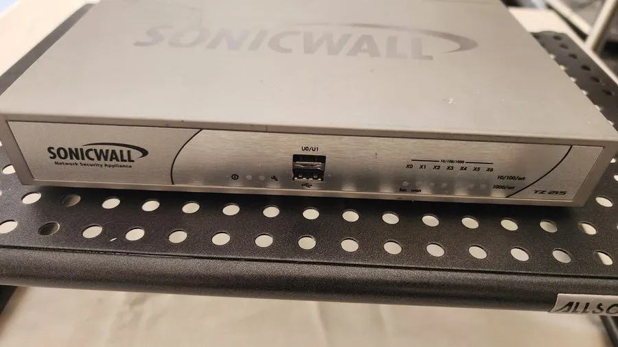 Межсетевой экран SonicWall TZ215 APL24-08E 7-Port Gigabit Firewall Security Appl — фото лота 1