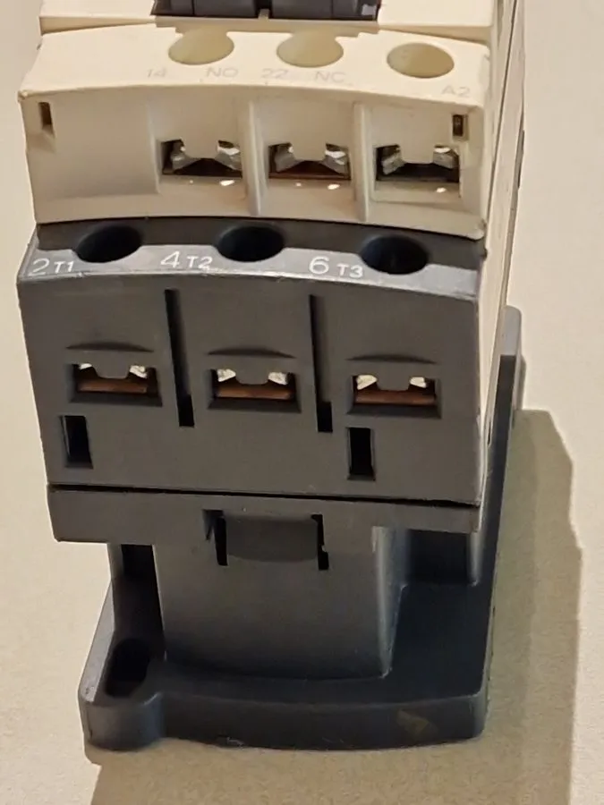 Контактор Schneider Electric LC1D09 TeSys Contactor 25A 690V 50/60Hz 6kV 3 Pole — фото лота 1