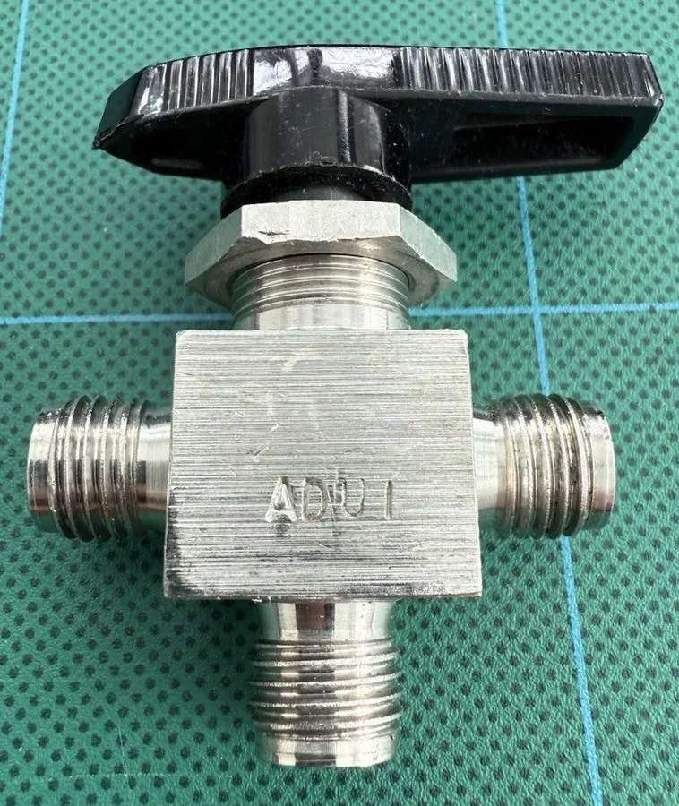 Клапан Swagelok SS-42XS4-1466 3 Way Ball Valve 0.35" CV 1/4" Tube Fitting — фото лота 1