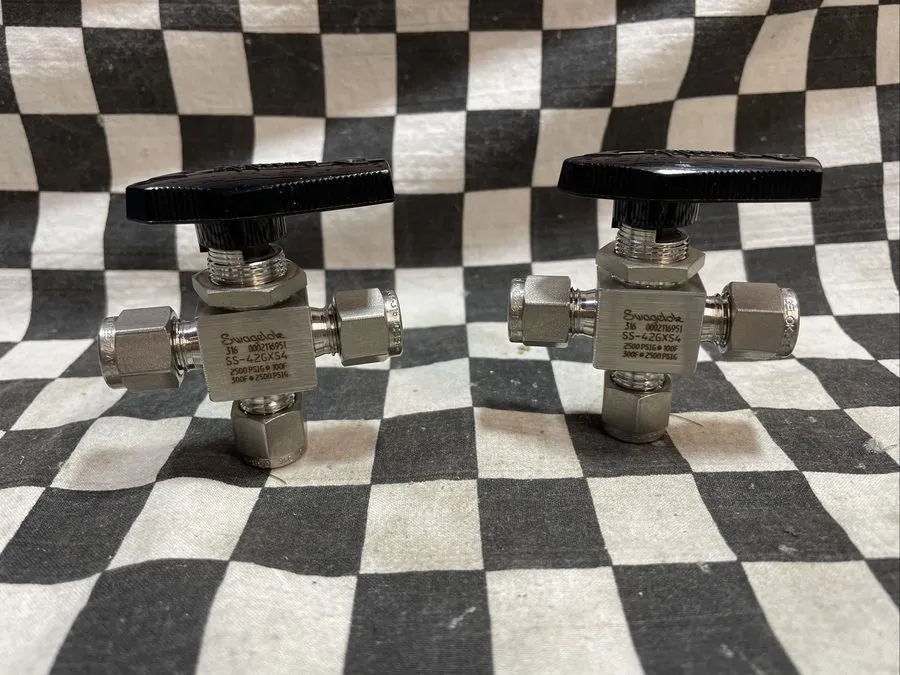 Клапан Swagelok SS-42GXS4 3 way ball valve 1/4 in tube fitting