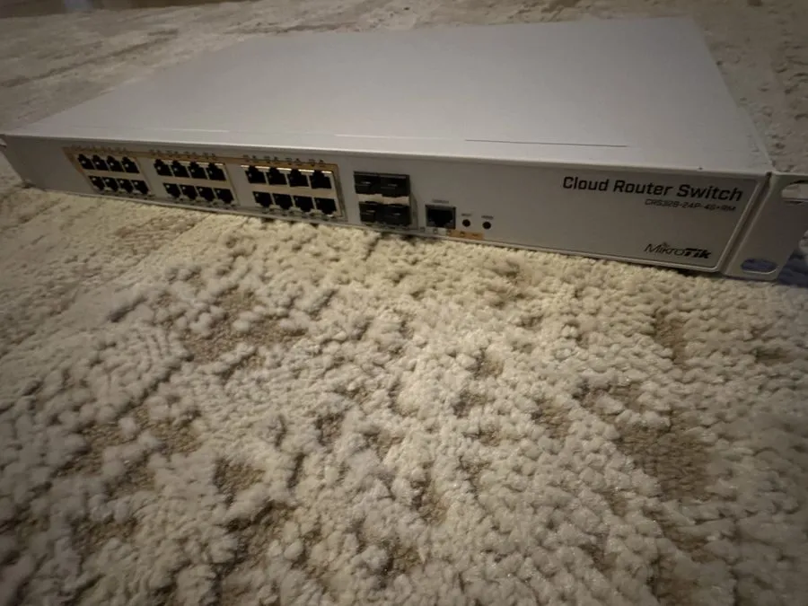 Коммутатор Mikrotik CRS328-24P-4S+RM 24 Port Gigabit Ethernet Router/switch PoE 