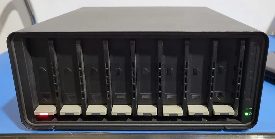 Сетевое хранилище Data Robotics Drobo Pro DRPR1-A 8-Bay Storage Array BeyondRAID