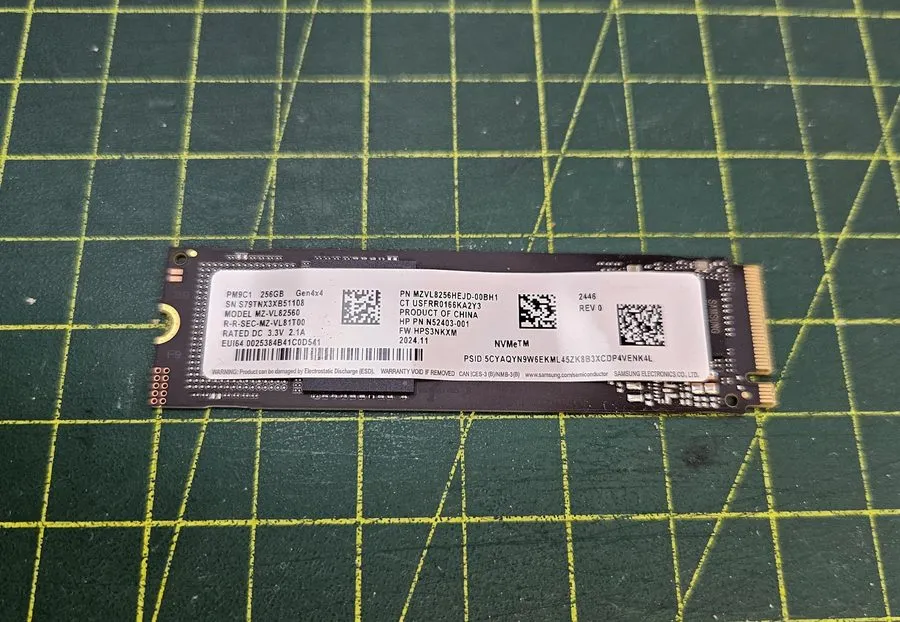 SSD-накопитель Samsung PM9C1b 256GB NVMe M.2 SSD PCIe Gen4 MZ-VL82560 Laptop SSD