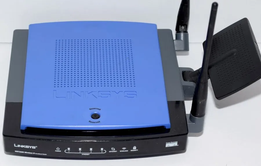 Маршрутизатор Linksys WRT300N 270 Mbps 4-Port Gigabit Wireless N Router