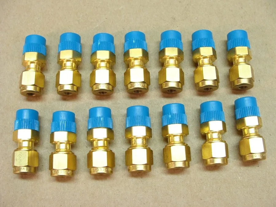 Фитинг 14 SWAGELOK B-4M0-1-2 brass 1/8 NPT to 4mm M4 tube compression fitting