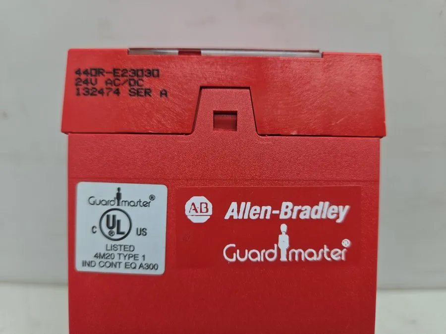 Реле безопасности Allen Bradley 440R-E23030 24V AC/DC Minotaur MSR8T Safety Rela