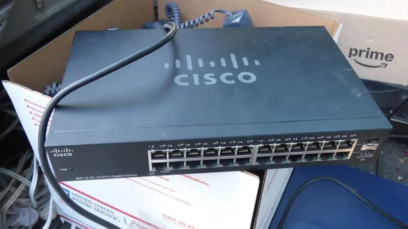 Коммутатор Cisco Compact 24-Port Gigabit Unmanaged Network Switch SG112-24 — фото лота 1