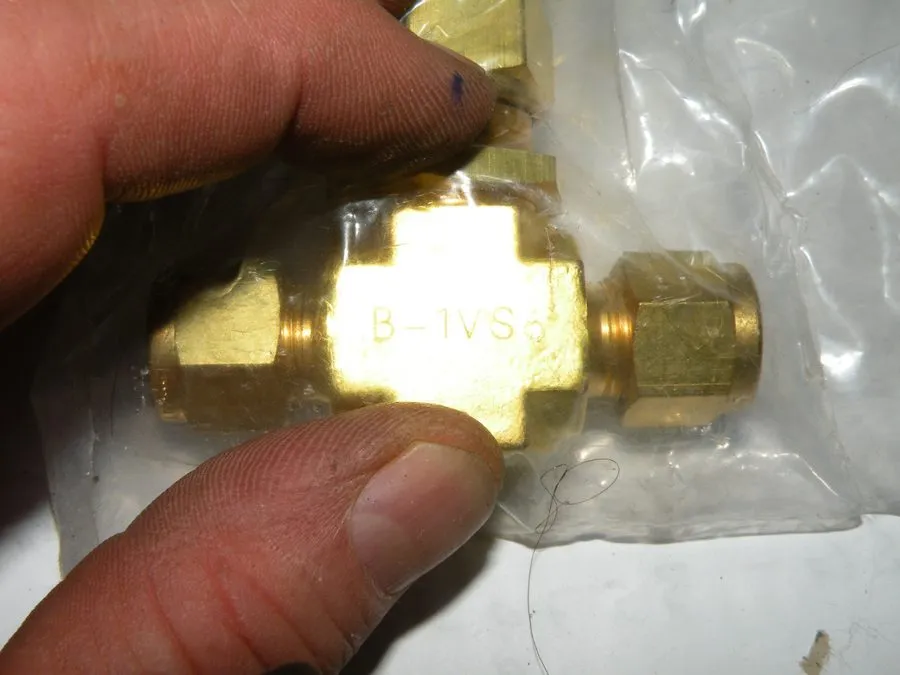 Клапан 3/8 Tube Brass Needle Valve (3000 Psi) Swagelok B-1VS6