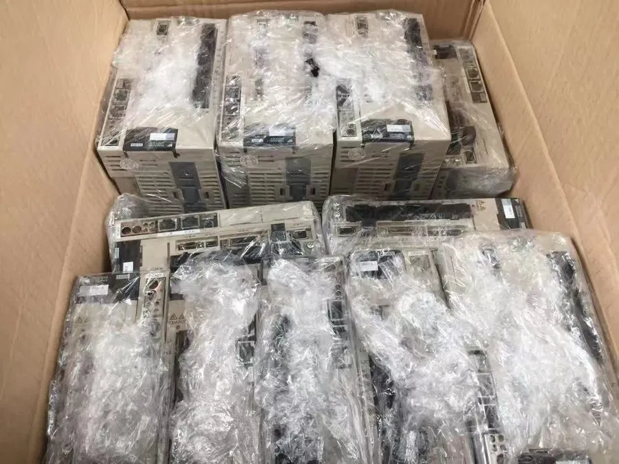 Сервопривод YASKAWA SERVO Driver SGDV-5R5A01B002000 FREE