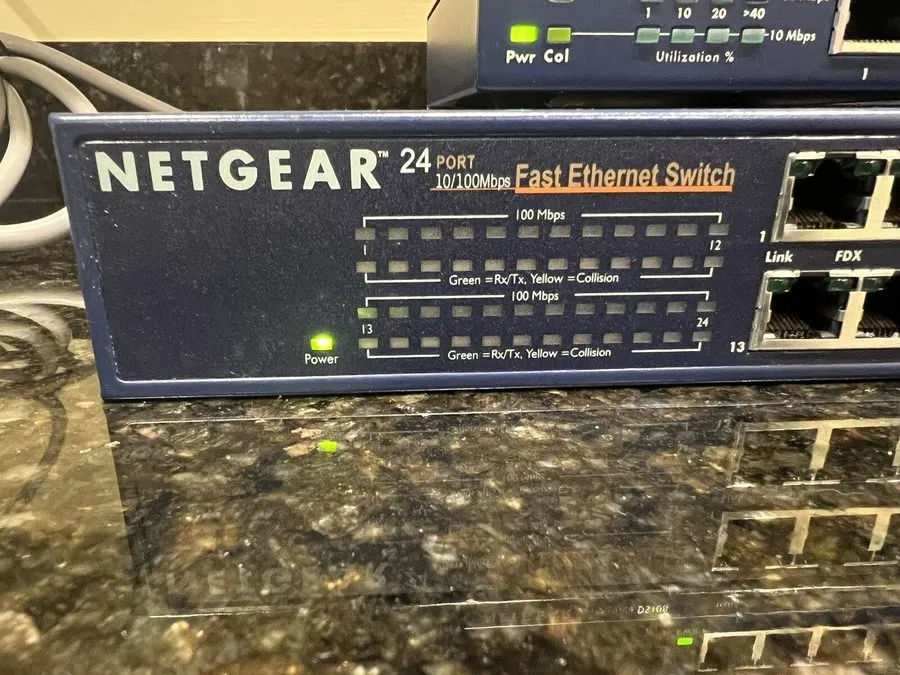 Коммутатор NetGear FS524 24-Ports 10/100 mbps Fast Ethernet Switch — фото лота 1