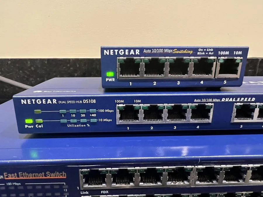 Коммутатор NetGear FS524 24-Ports 10/100 mbps Fast Ethernet Switch — фото лота 2