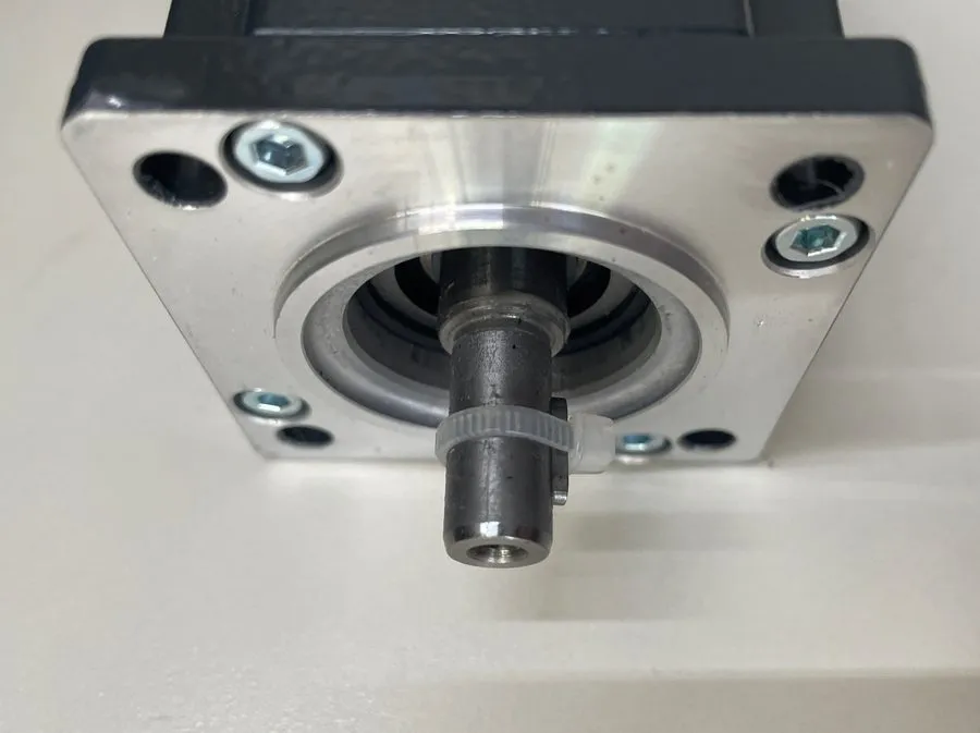 Серводвигатель Beckhoff Servo Motor (0.5Nm 24VDC 11W 0.16kW) AM8121-1F21-0000
