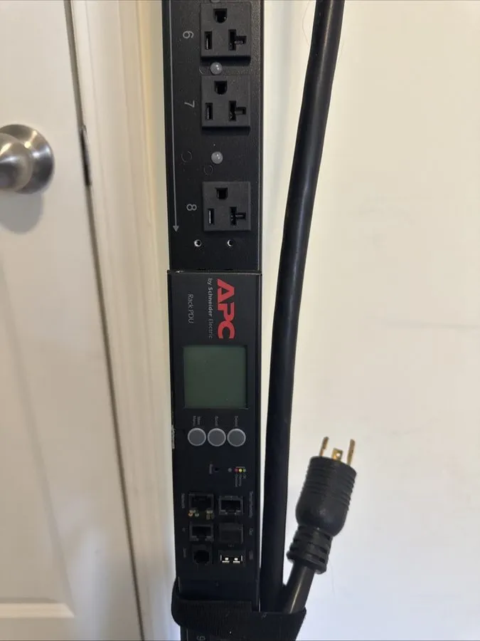 Блок розеток PDU APC AP8932 Switched Rack PDU 2G 0U 30A 100V 24 NEMA 5-20R outle