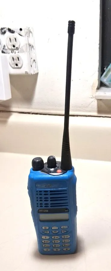 Зарядное устройство Motorola HT1250 LS+ UHF 403-470 MHz 16CH HandHeld Radio w/ C — фото лота 1