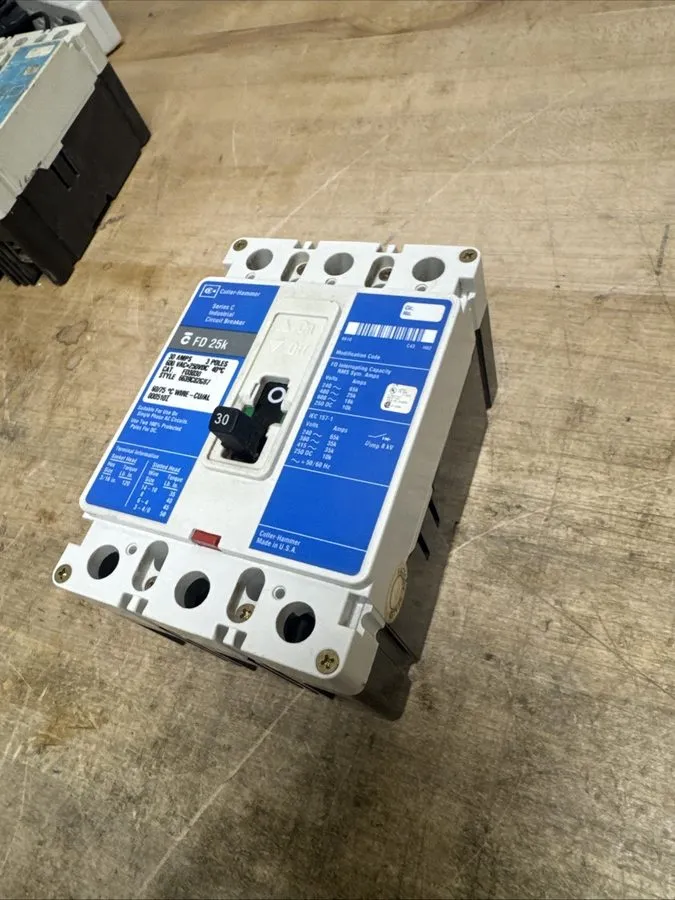 Автоматический выключатель EATON Cutler Hammer FD3030 30 Amp 600 VAC 3 Pole Circ
